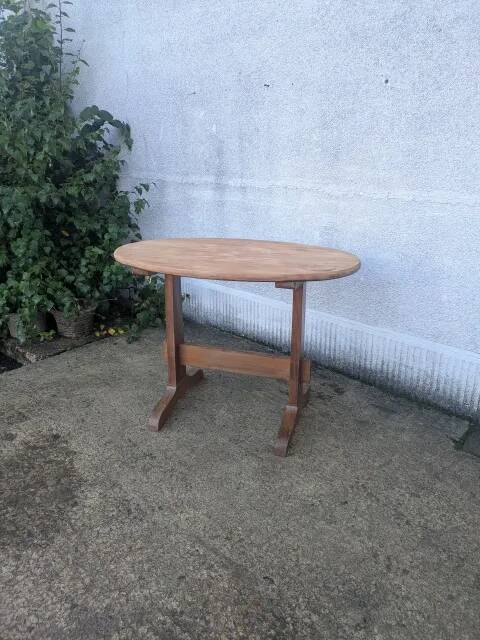 Oval table