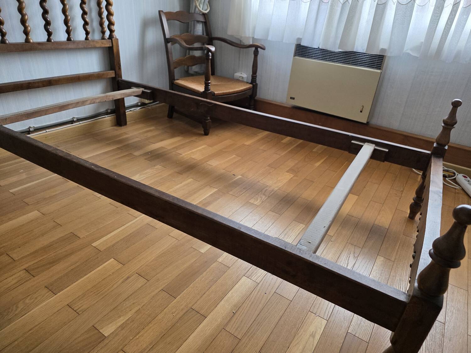Paire de lits en bois sculpté