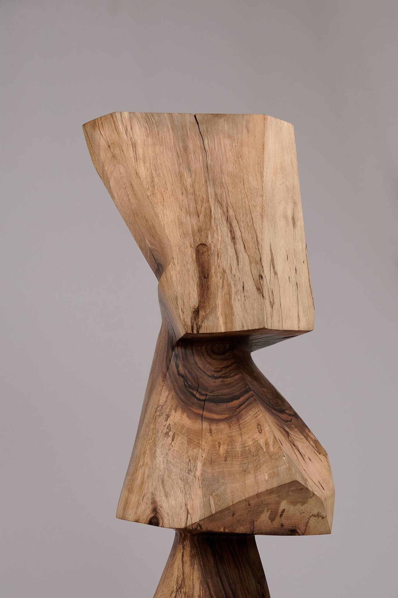 Table d’appoint sculpturale en bois massif, design contemporain original, logniture