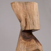 Table d’appoint sculpturale en bois massif, design contemporain original, logniture