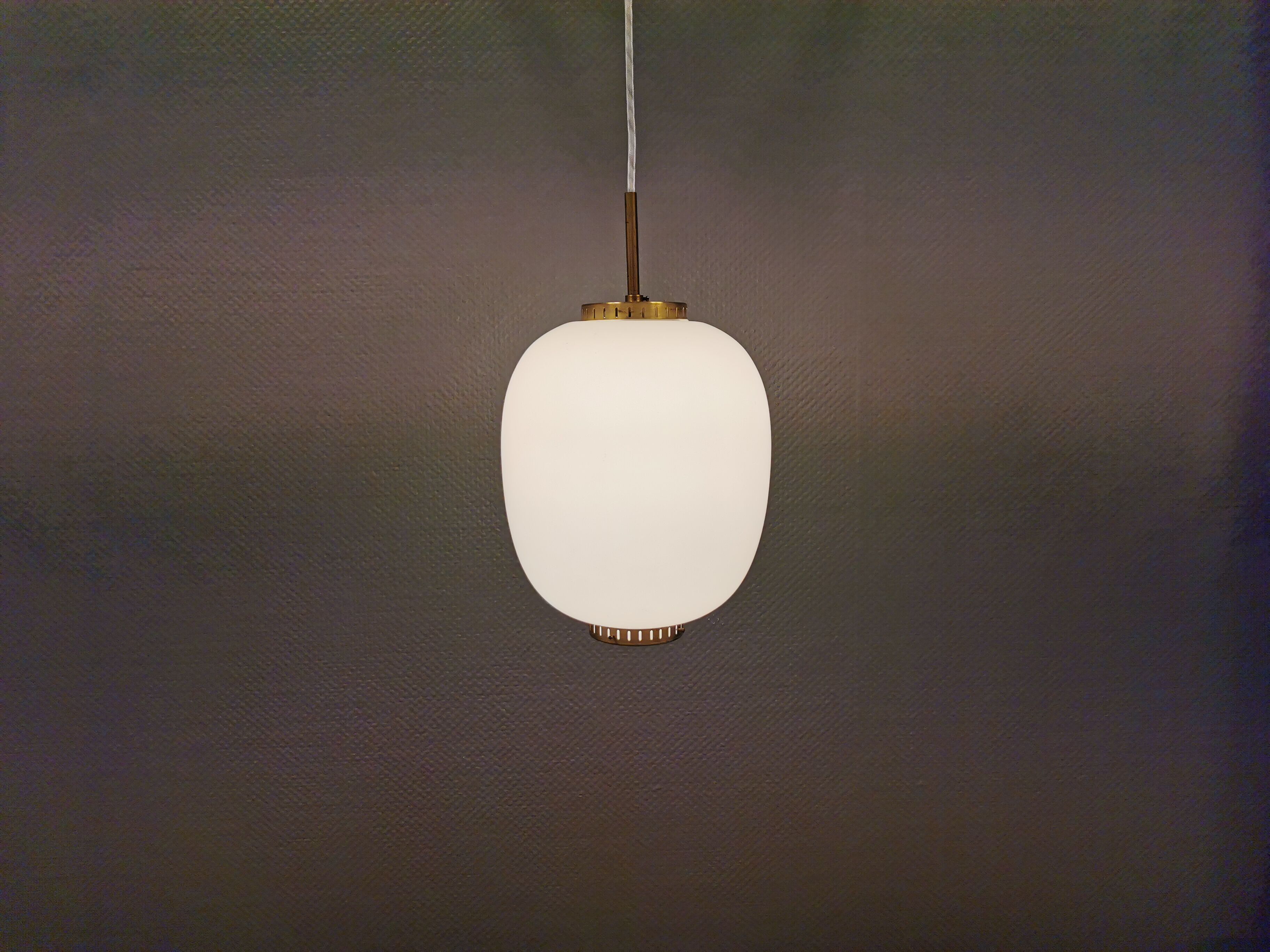 Suspension en porcelaine en verre opale blanc, conçu par Bent Karlby pour Danish Lyfa dans les années 1960-1970