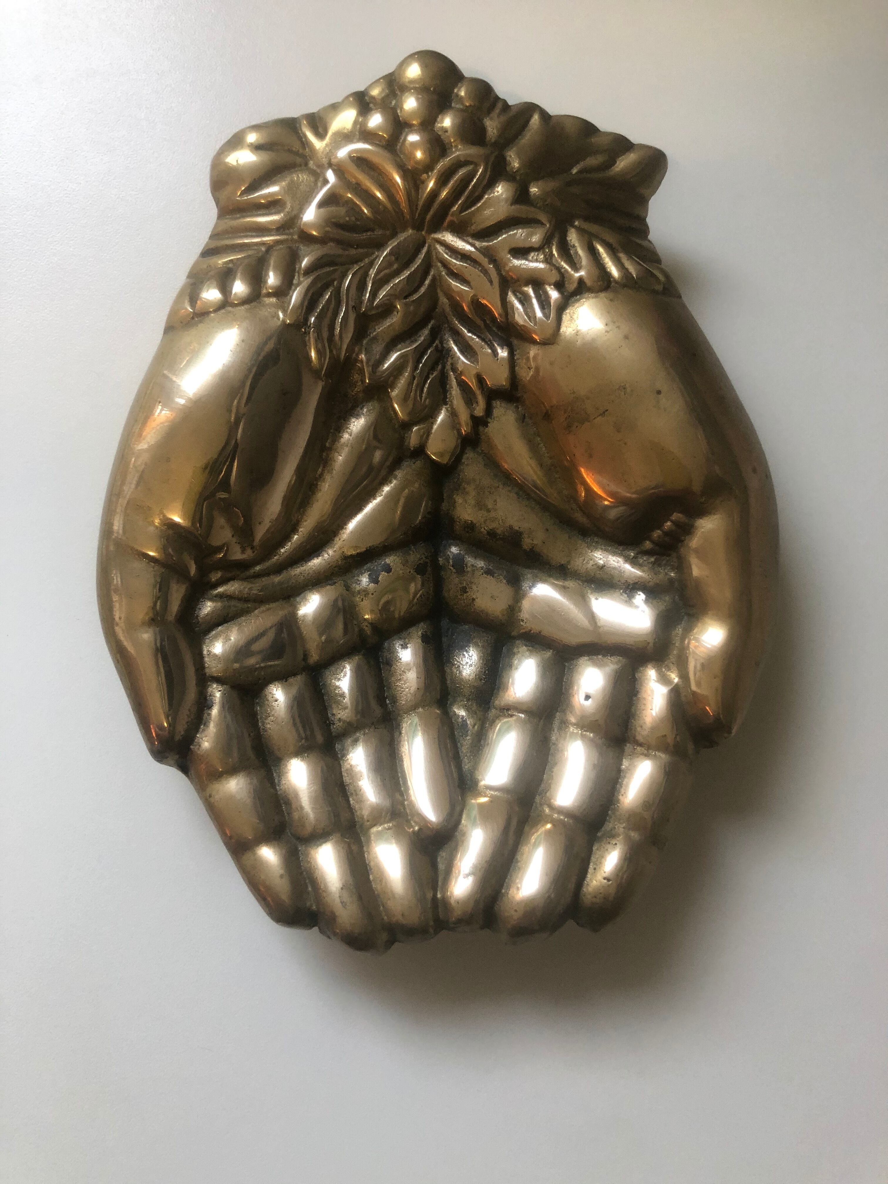 empty pocket or old patinated bronze ashtray, e, hand shape. Good condition.