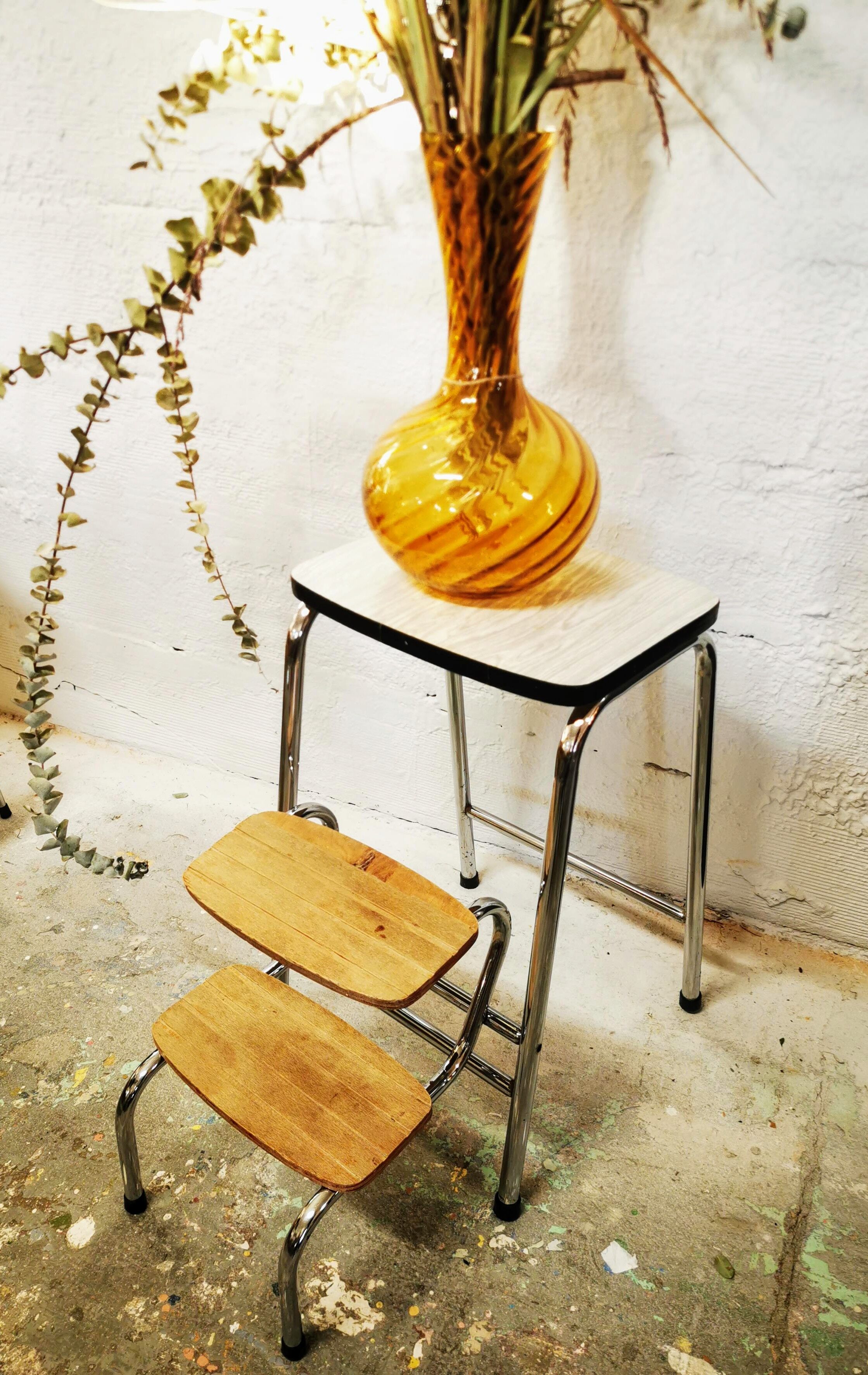 Retractable foot step ladder