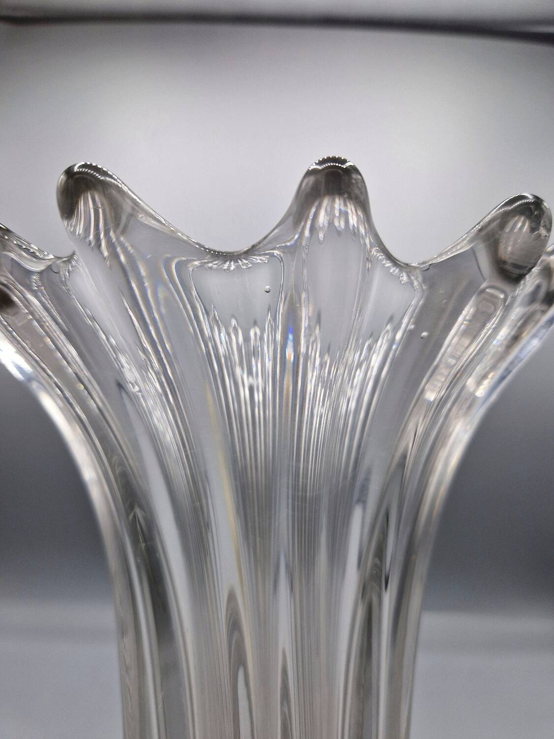 Large vintage clear glass fluted vase with wavy rim 26 cm