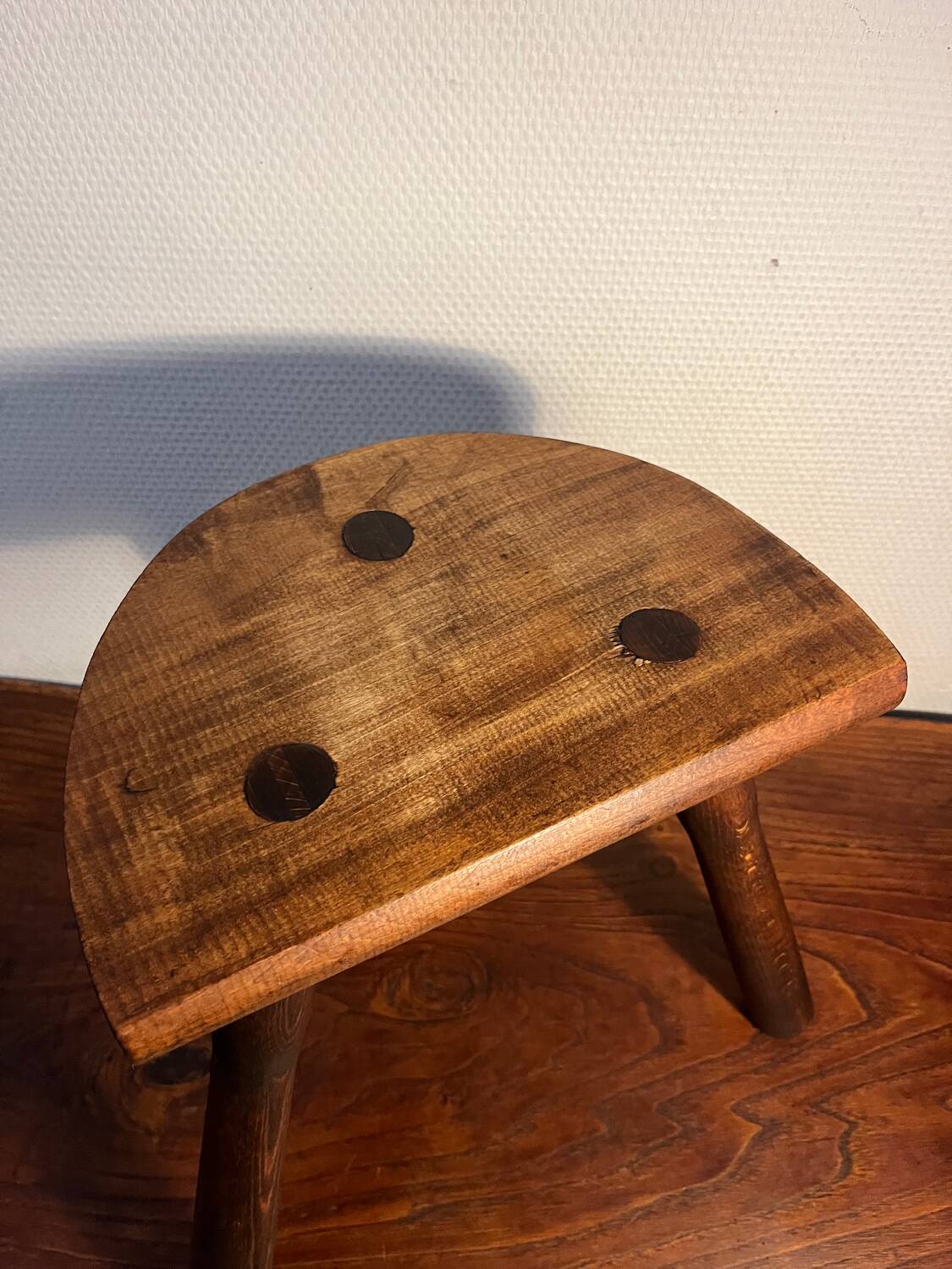 Tabouret tripode en bois