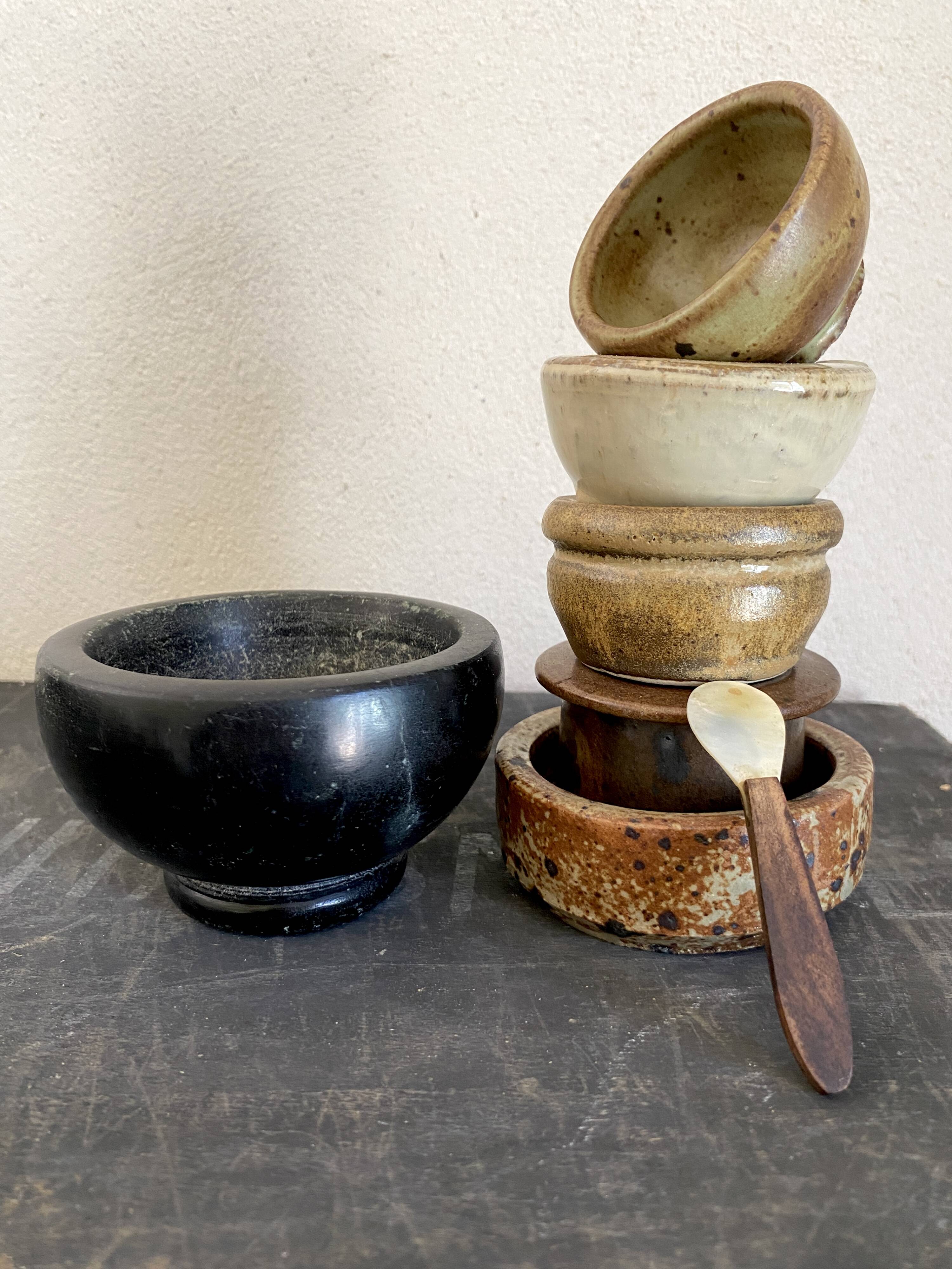 6 mini ceramic bowls, mother-of-pearl spoon