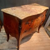 Commode en marquetterie de style Louis XV