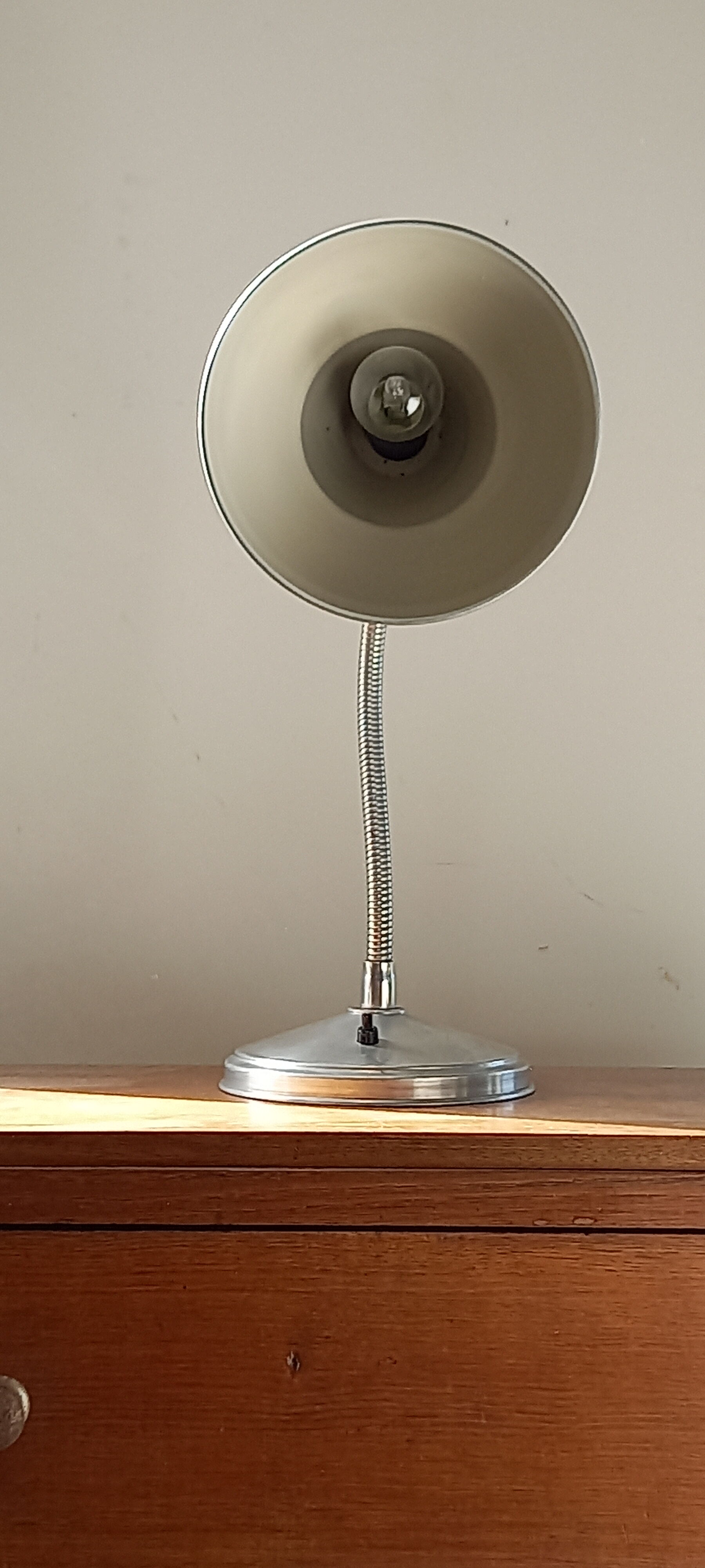 Flexible 1940s aluminum desk lamp. Very good condition