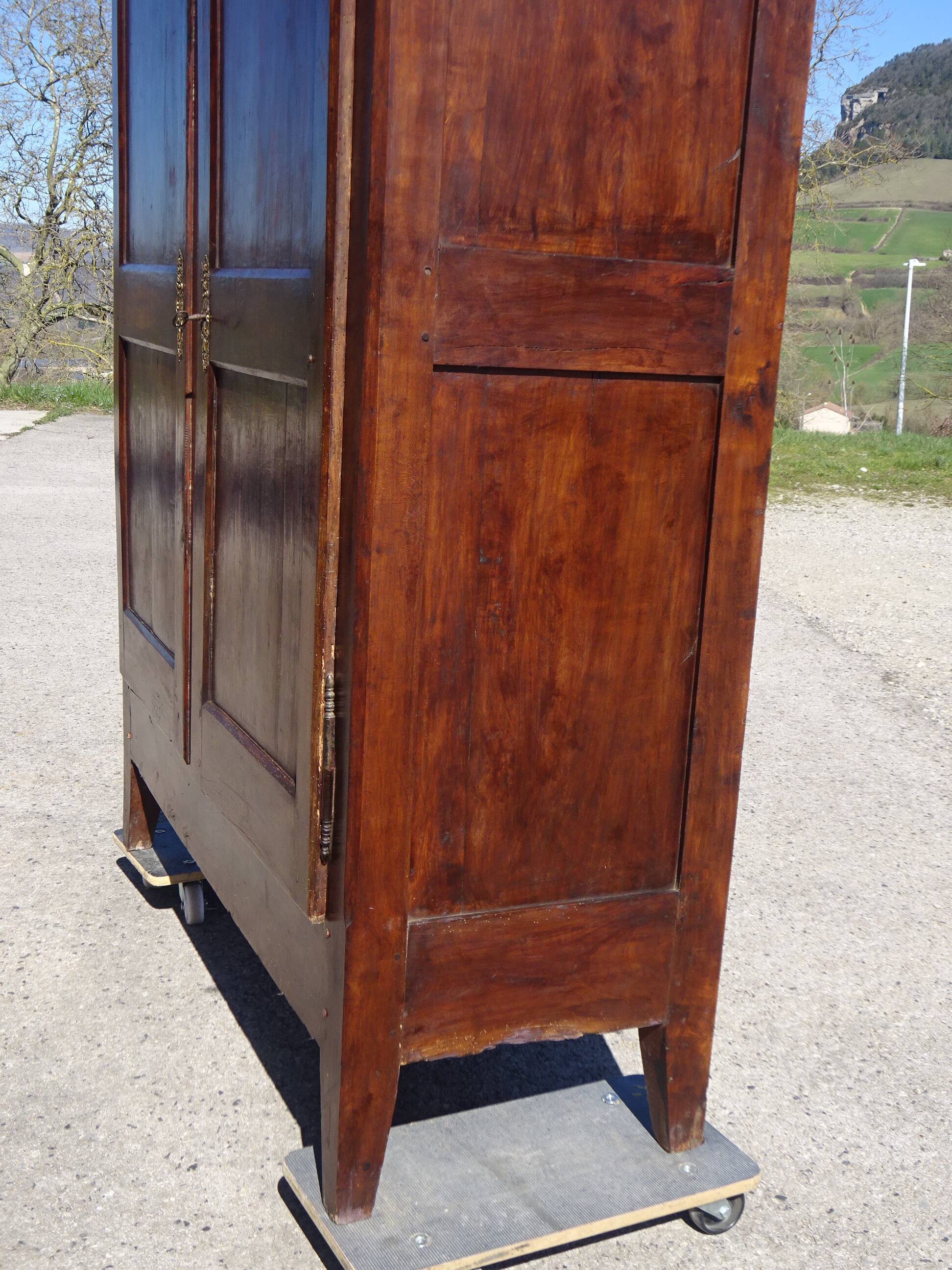 Armoire Louis Philippe en noyer massif