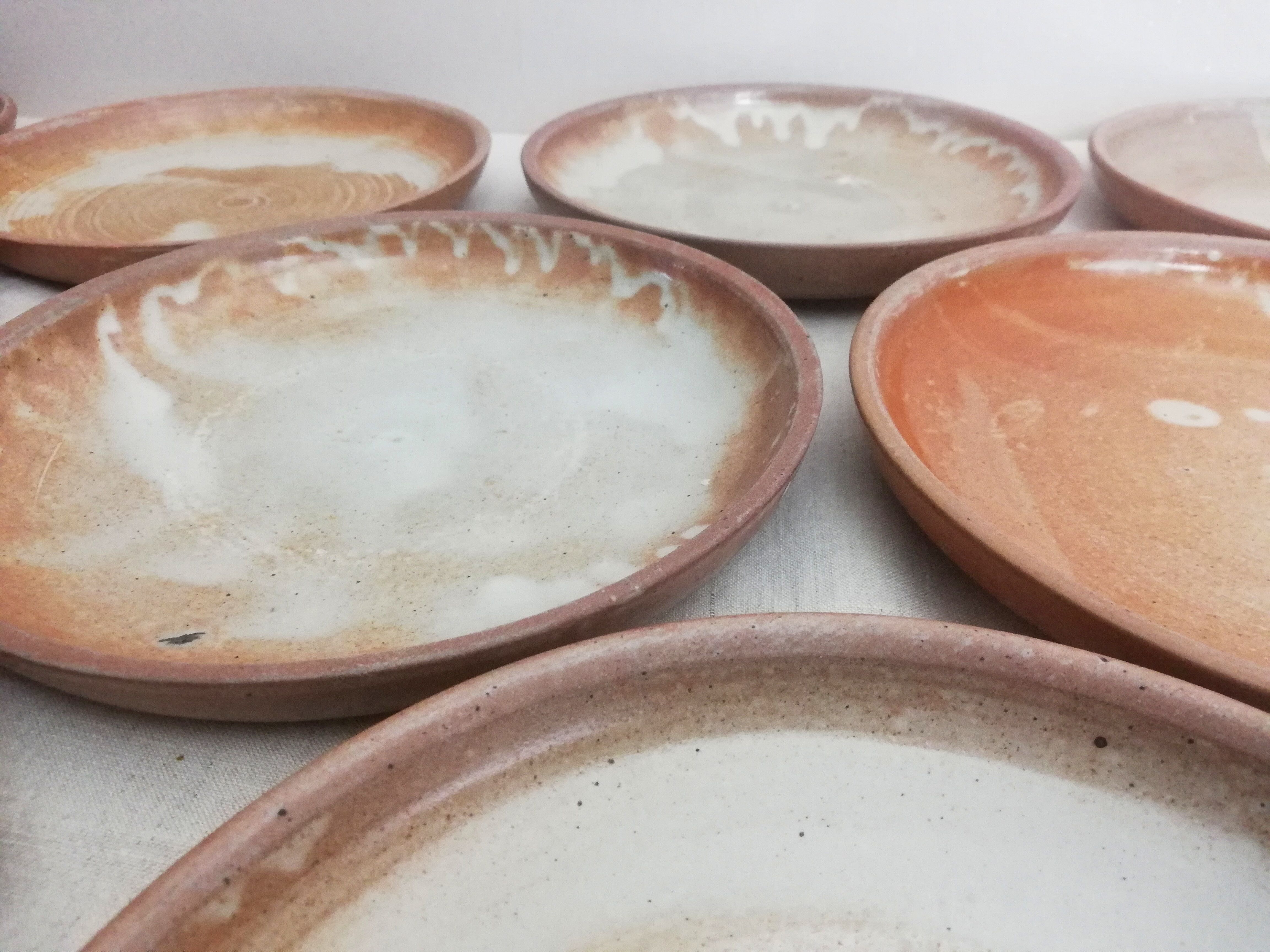 Service 18 flat plates in artisanal stoneware 60s