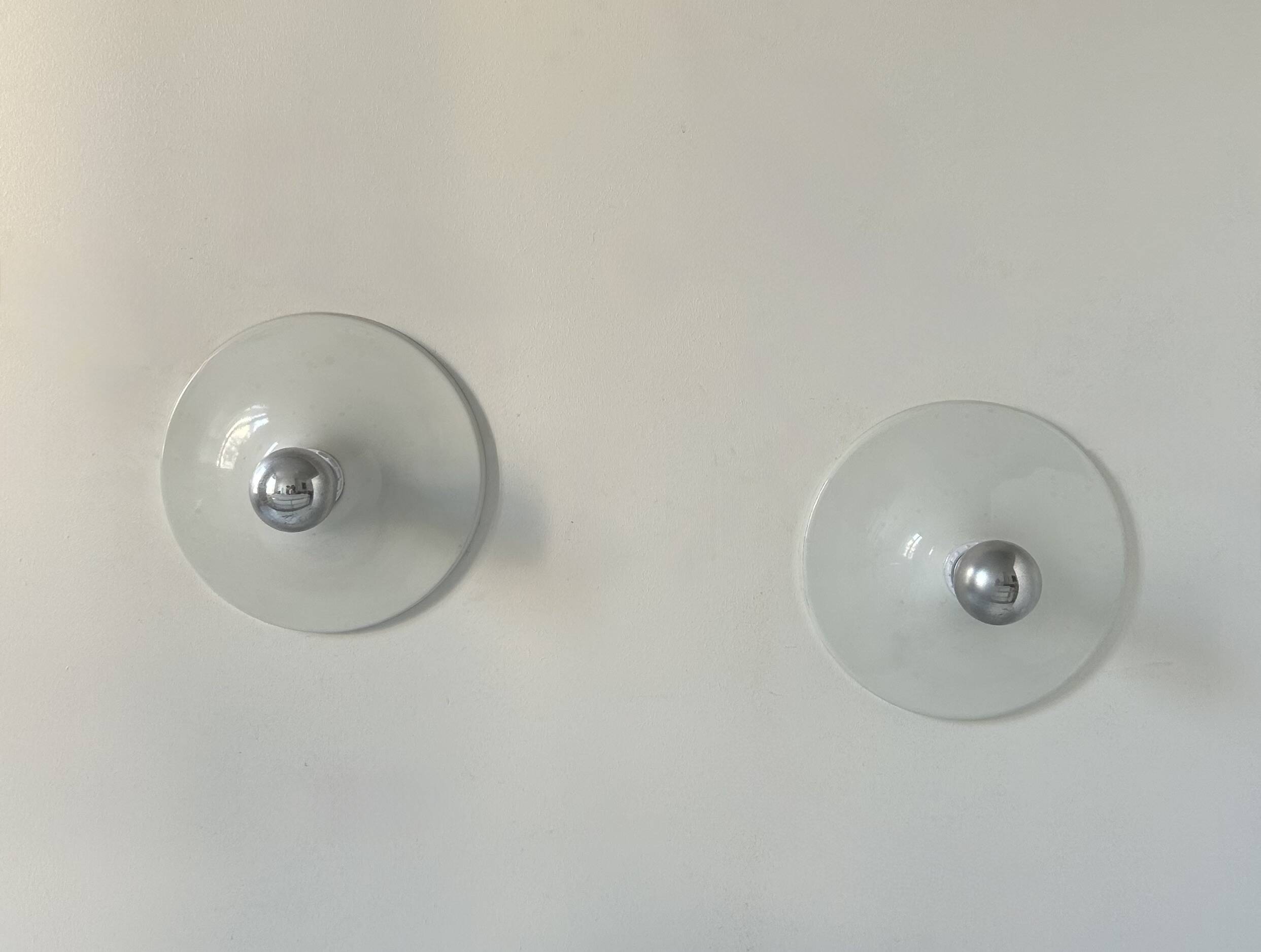 Pair of vintage wall lights, white lacquered metal, Italy 1970.