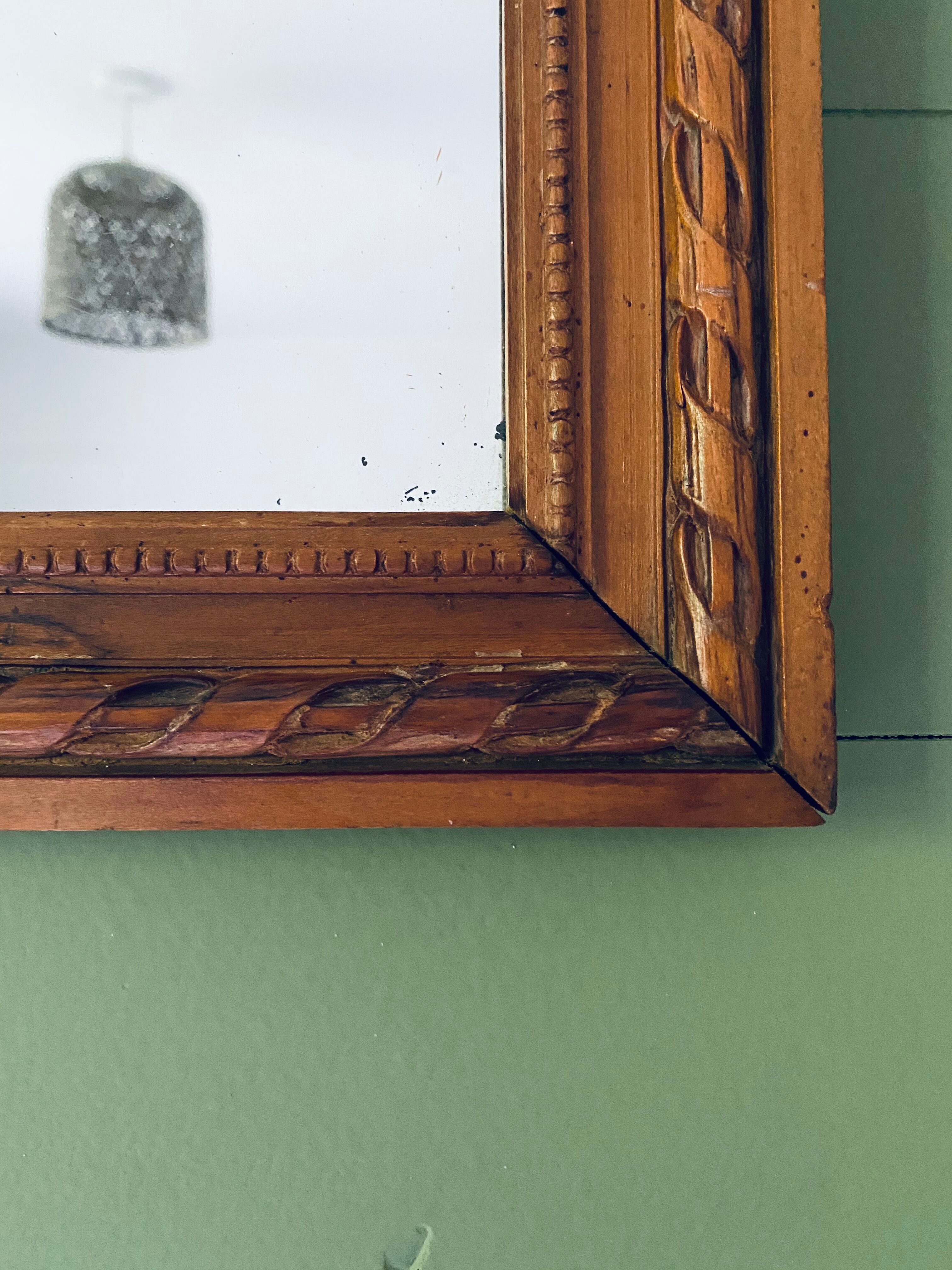 Antique mirror in carved wood and mercury 48x63cm