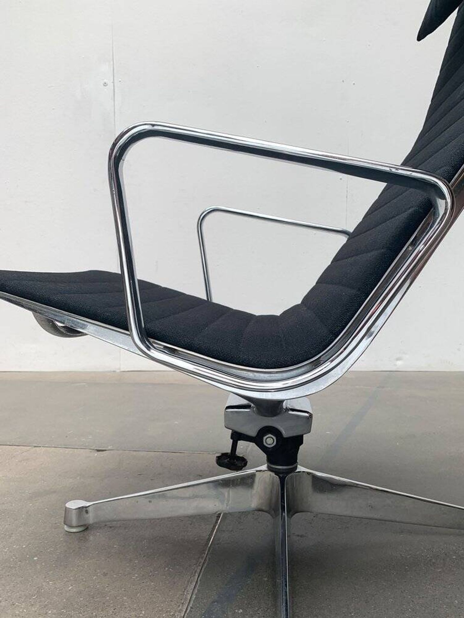Set of aluminium chairs EA 124 Mid-Century by Charles & Ray Eames for Herman Miller, 1960s.