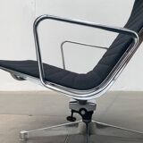 Set of aluminium chairs EA 124 Mid-Century by Charles & Ray Eames for Herman Miller, 1960s.