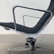 Set of aluminium chairs EA 124 Mid-Century by Charles & Ray Eames for Herman Miller, 1960s.