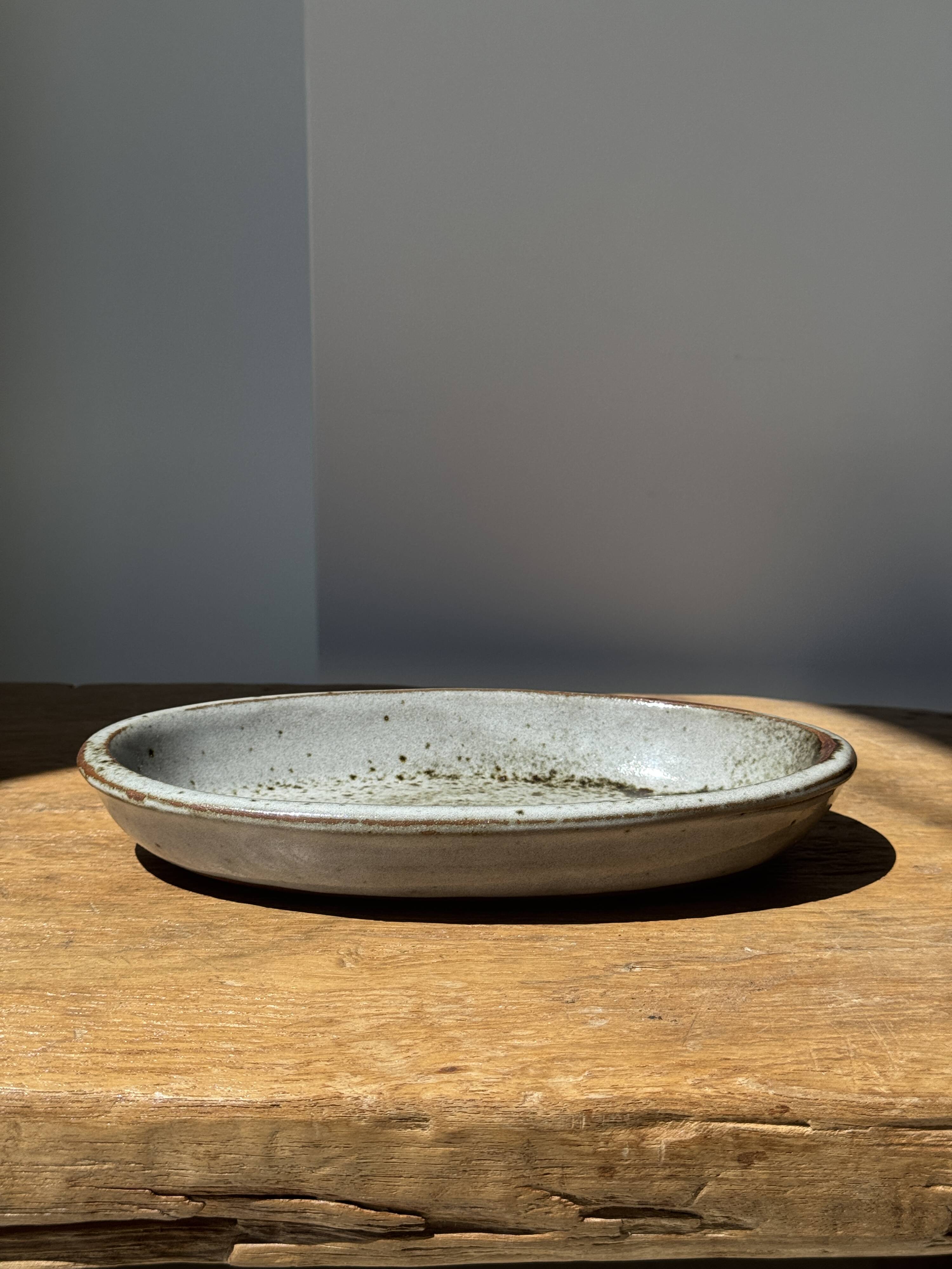 Petit plat ovale en céramique mouchetée glacée L23