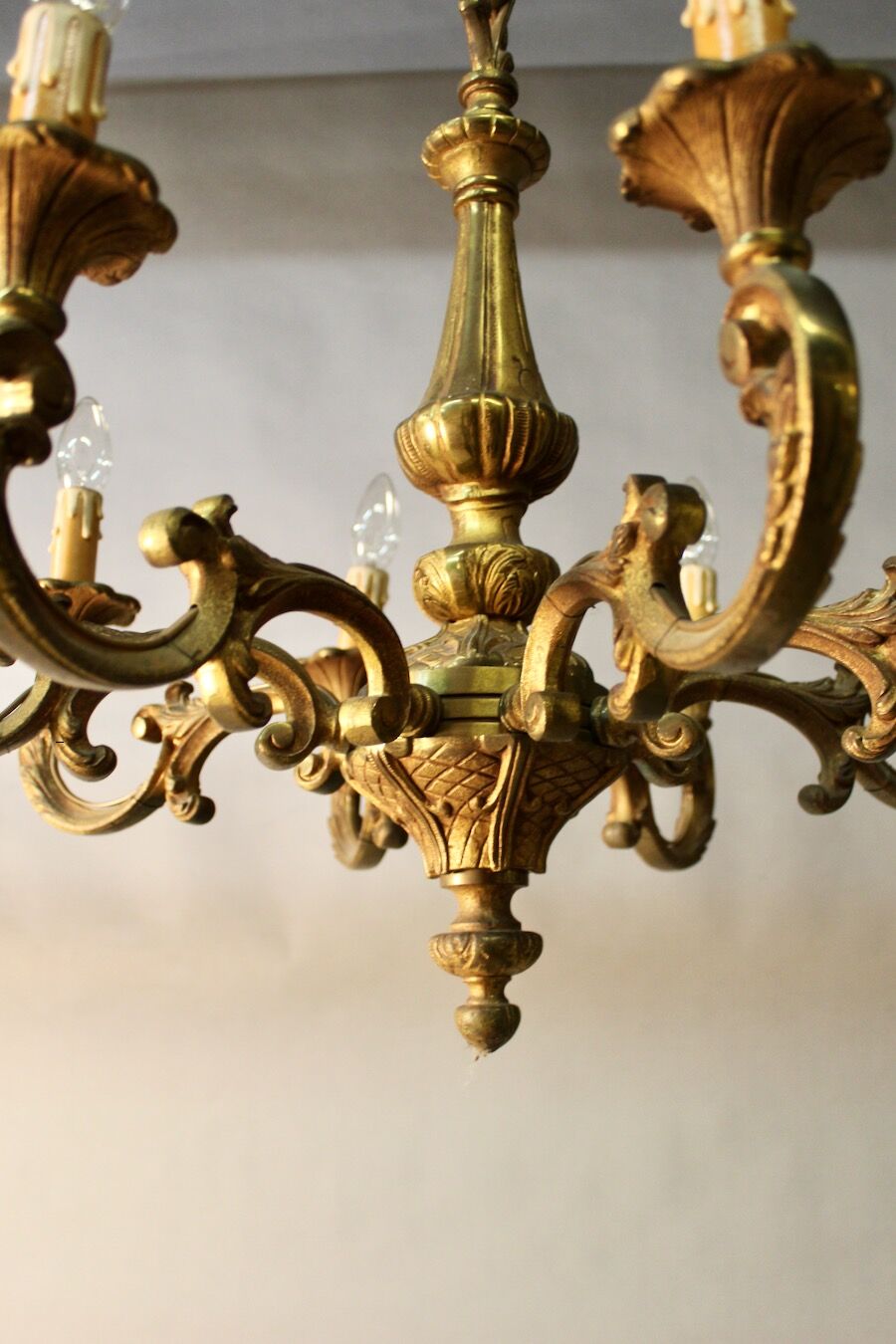 Lustre en bronze à 8 bras de lumière