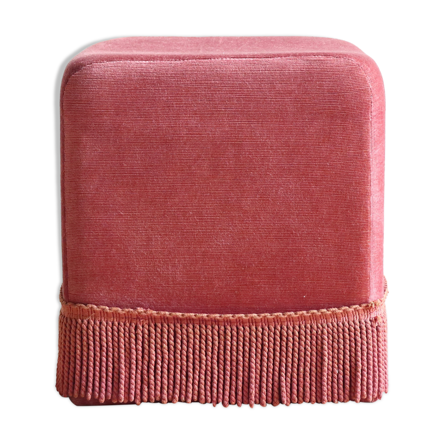 Pink velvet pouf with fringes