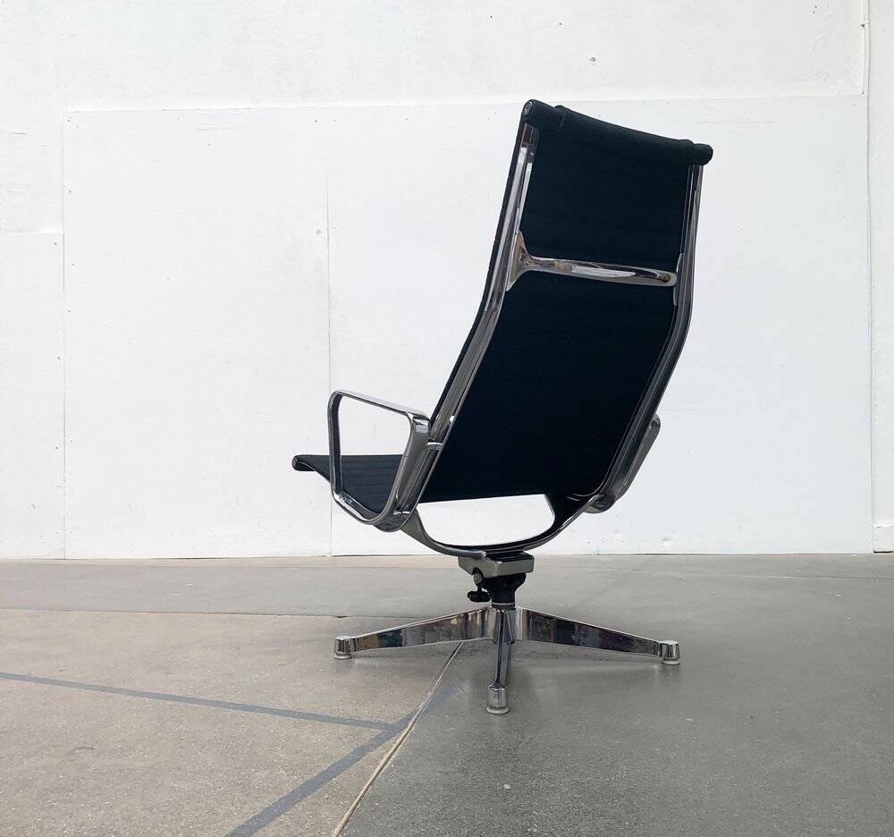 Set of aluminium chairs EA 124 Mid-Century by Charles & Ray Eames for Herman Miller, 1960s.