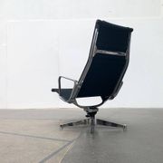 Set of aluminium chairs EA 124 Mid-Century by Charles & Ray Eames for Herman Miller, 1960s.