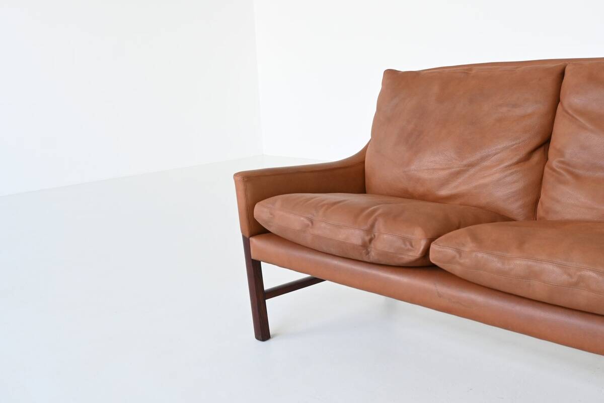 Canapé scandinave trois places en palissandre et cuir marron Danemark 1960