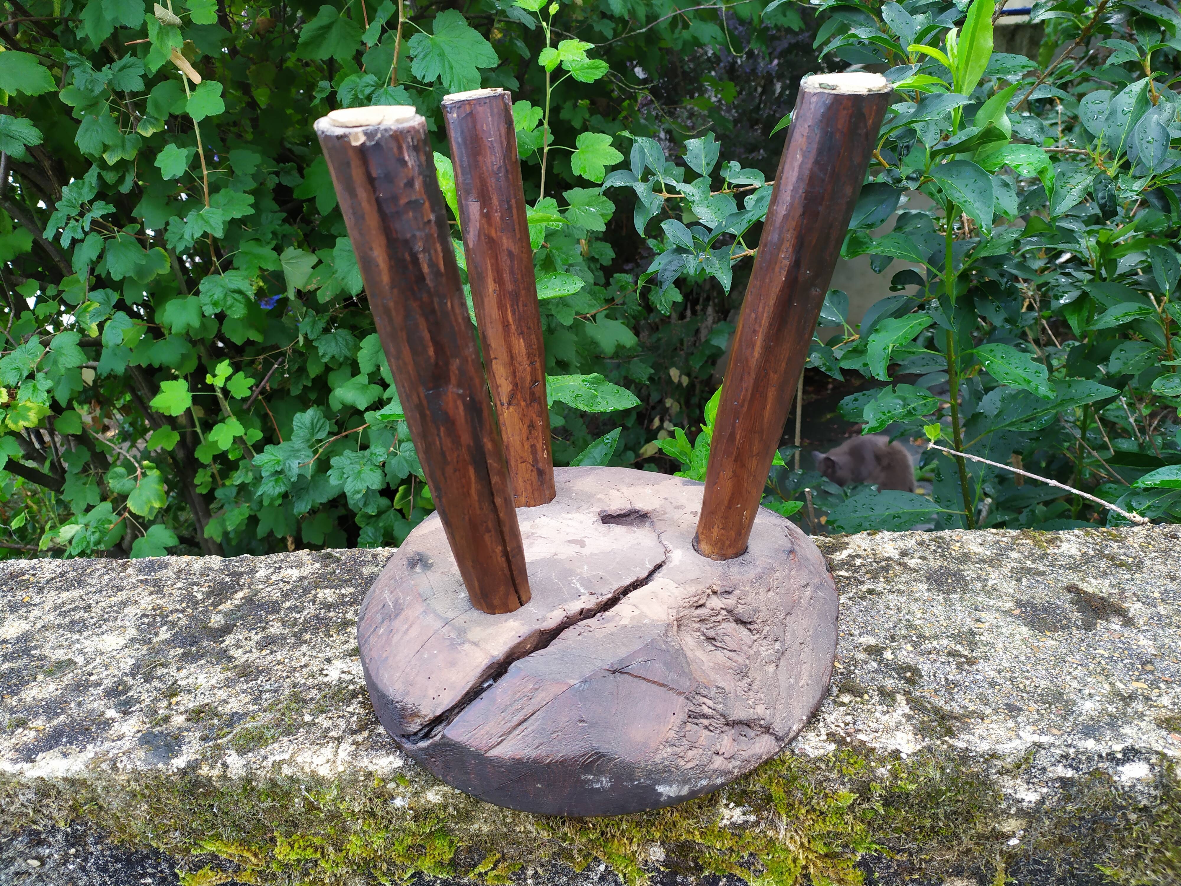 Tabouret tripode en bois brut