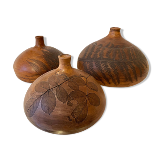 Vases en terre cuite avec impression de végétaux