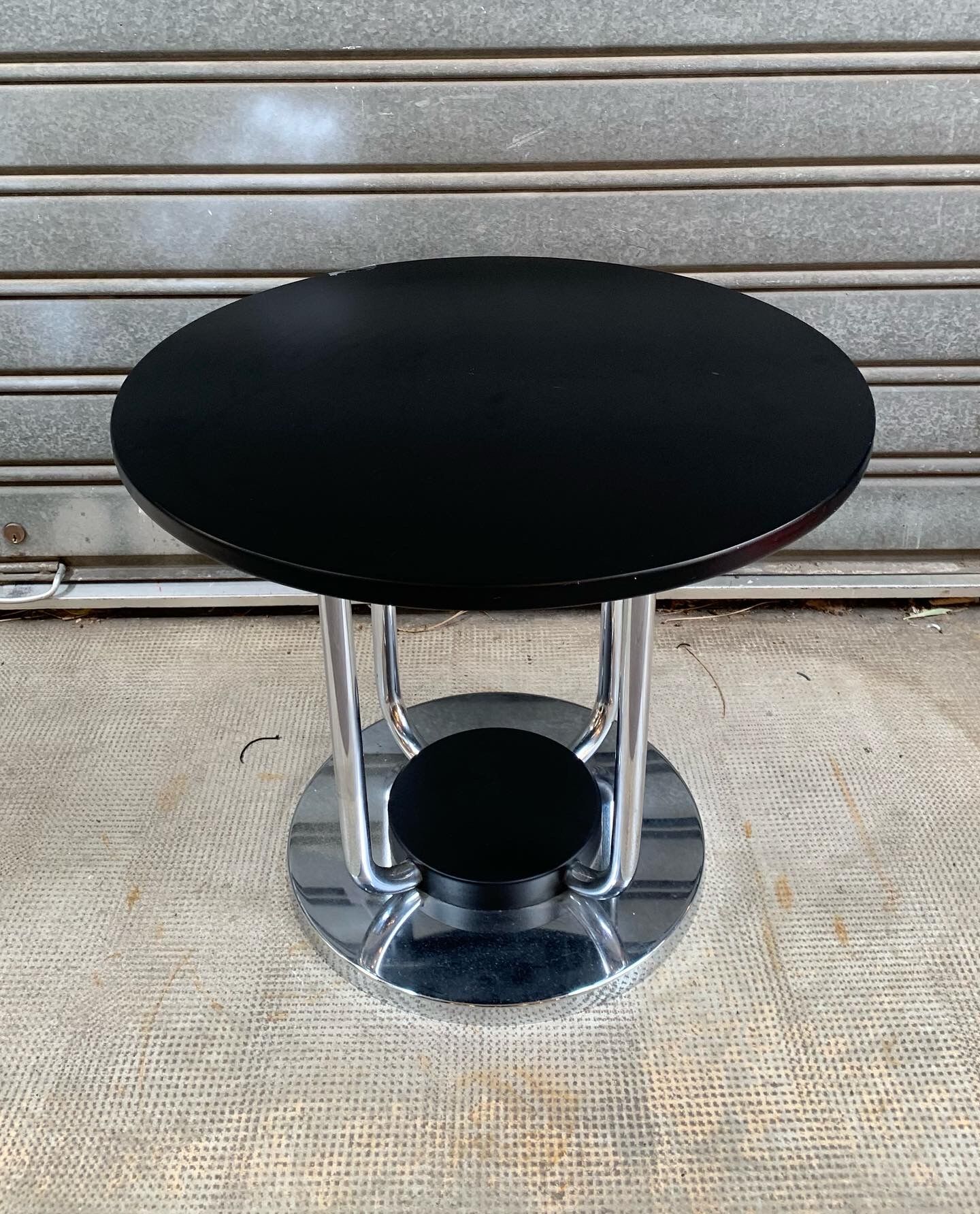 Round coffee table art deco style
