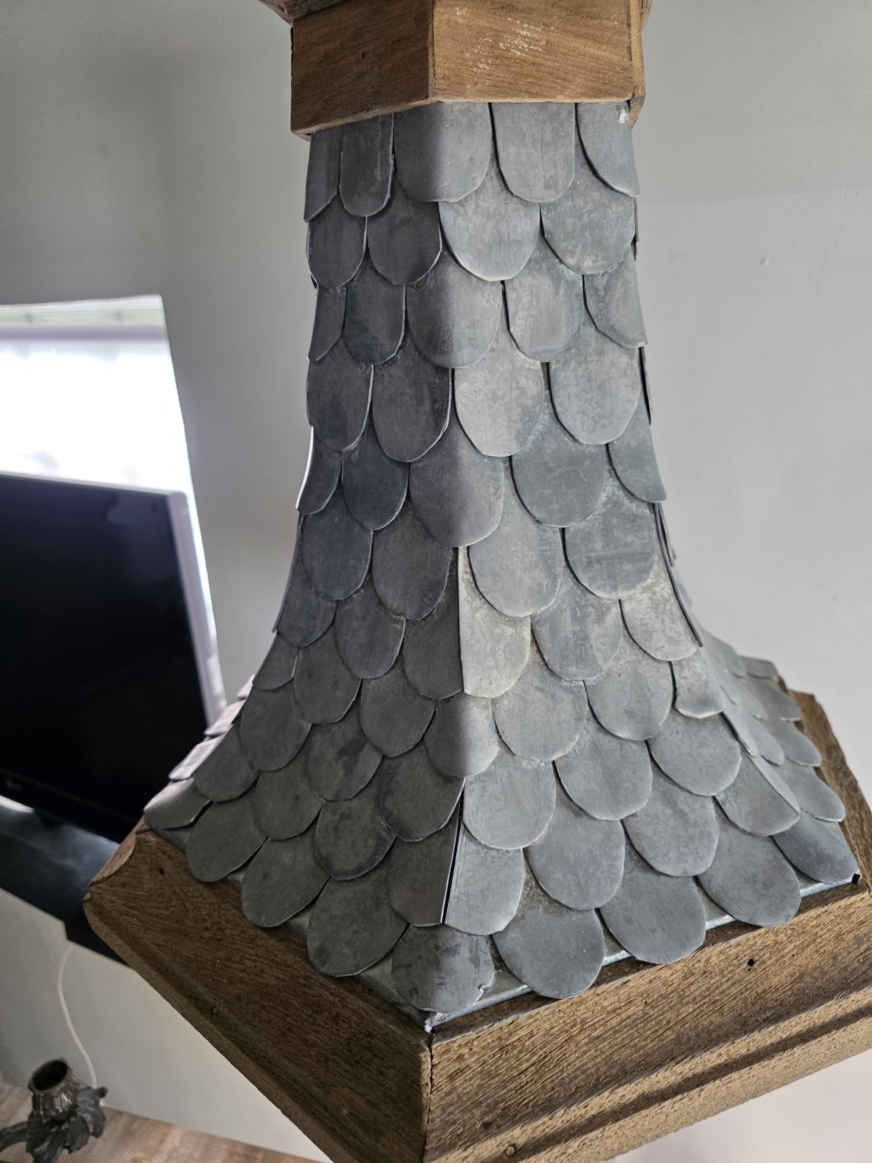 Monumental lamp with a dolphin in cast iron and lead scales - 110cm