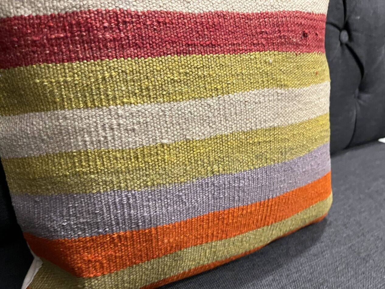 Coussin en laine turque rayé