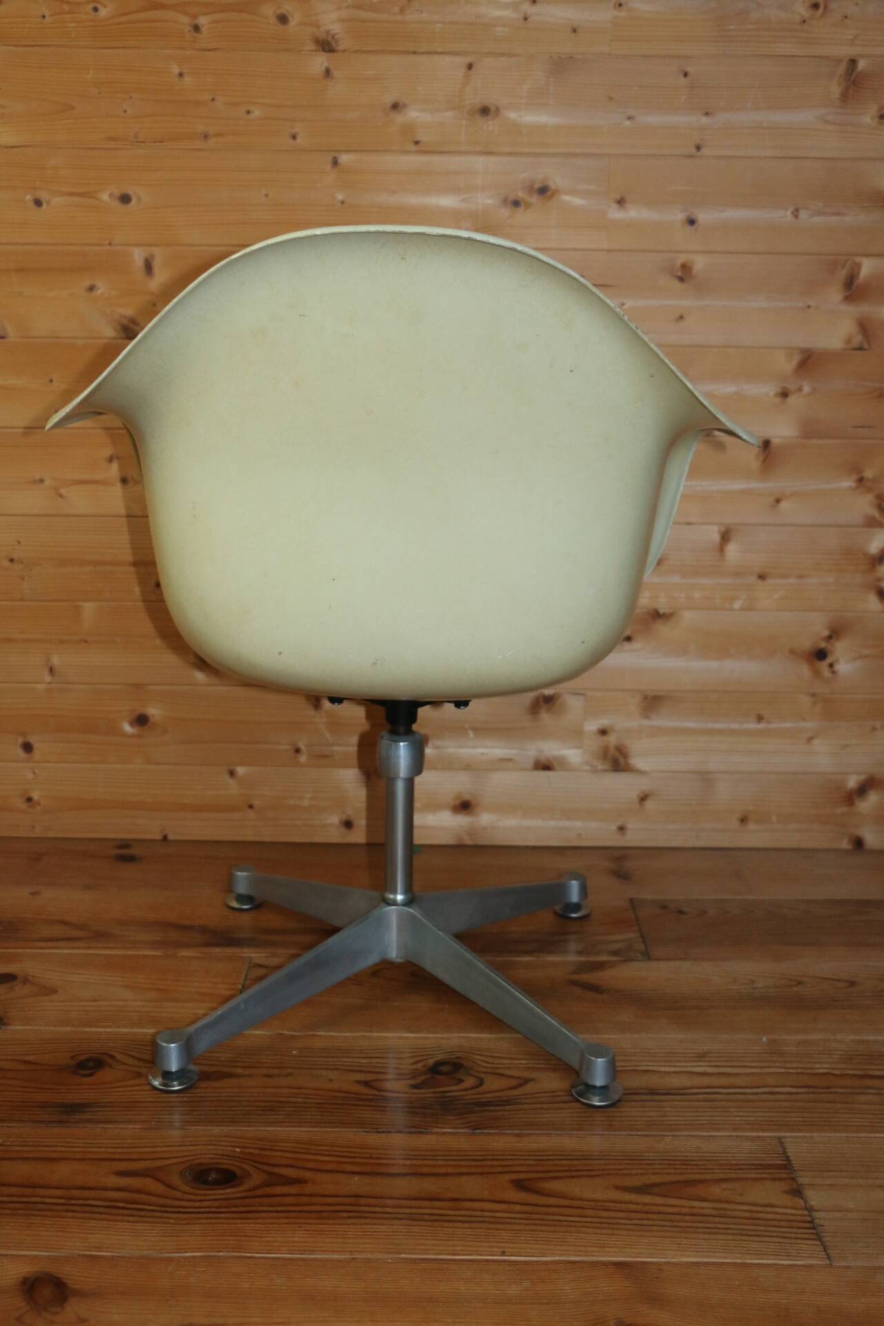 Herman Miller EAMES white shell armchair