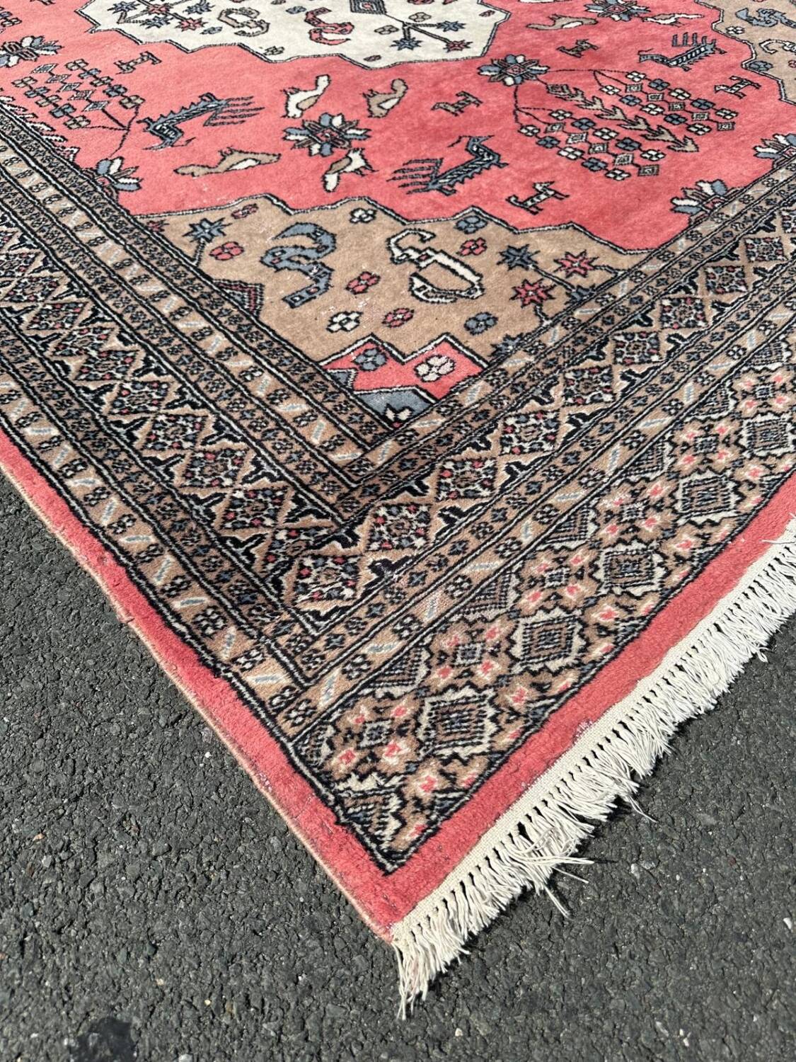 Handmade pink Pakistani rug