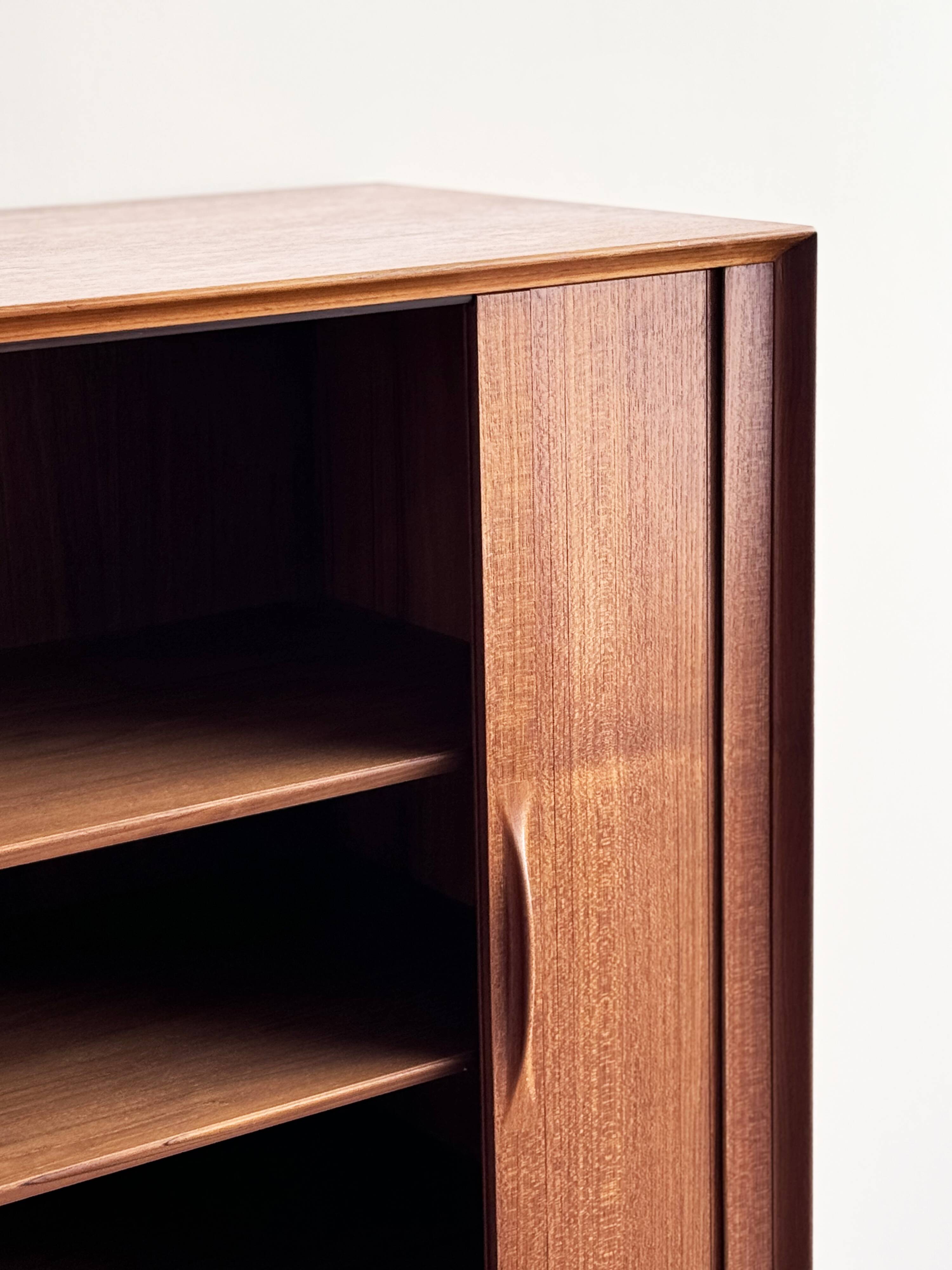 Grand Buffet Mid-Century Moderne en Teck avec Portes Tambour par Arne Vodder pour Sibast, Danemark