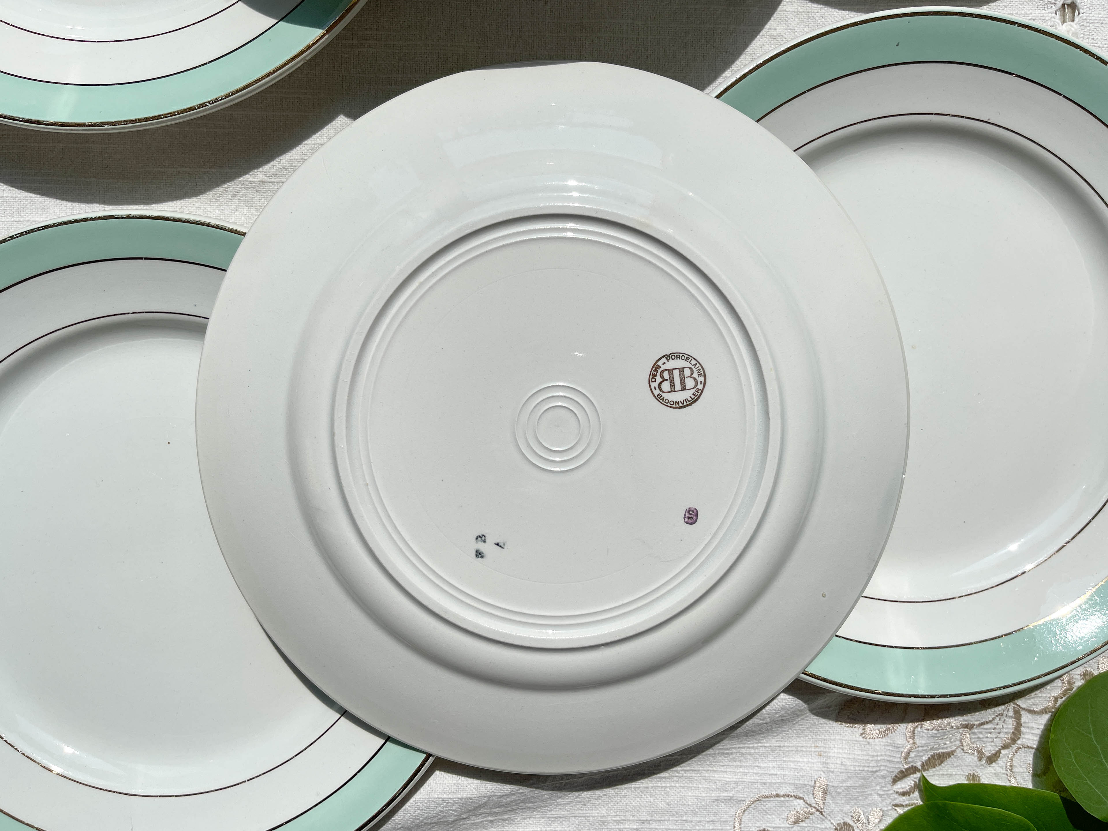 6 Badonviller flat plates in white, green and gold earthenware
