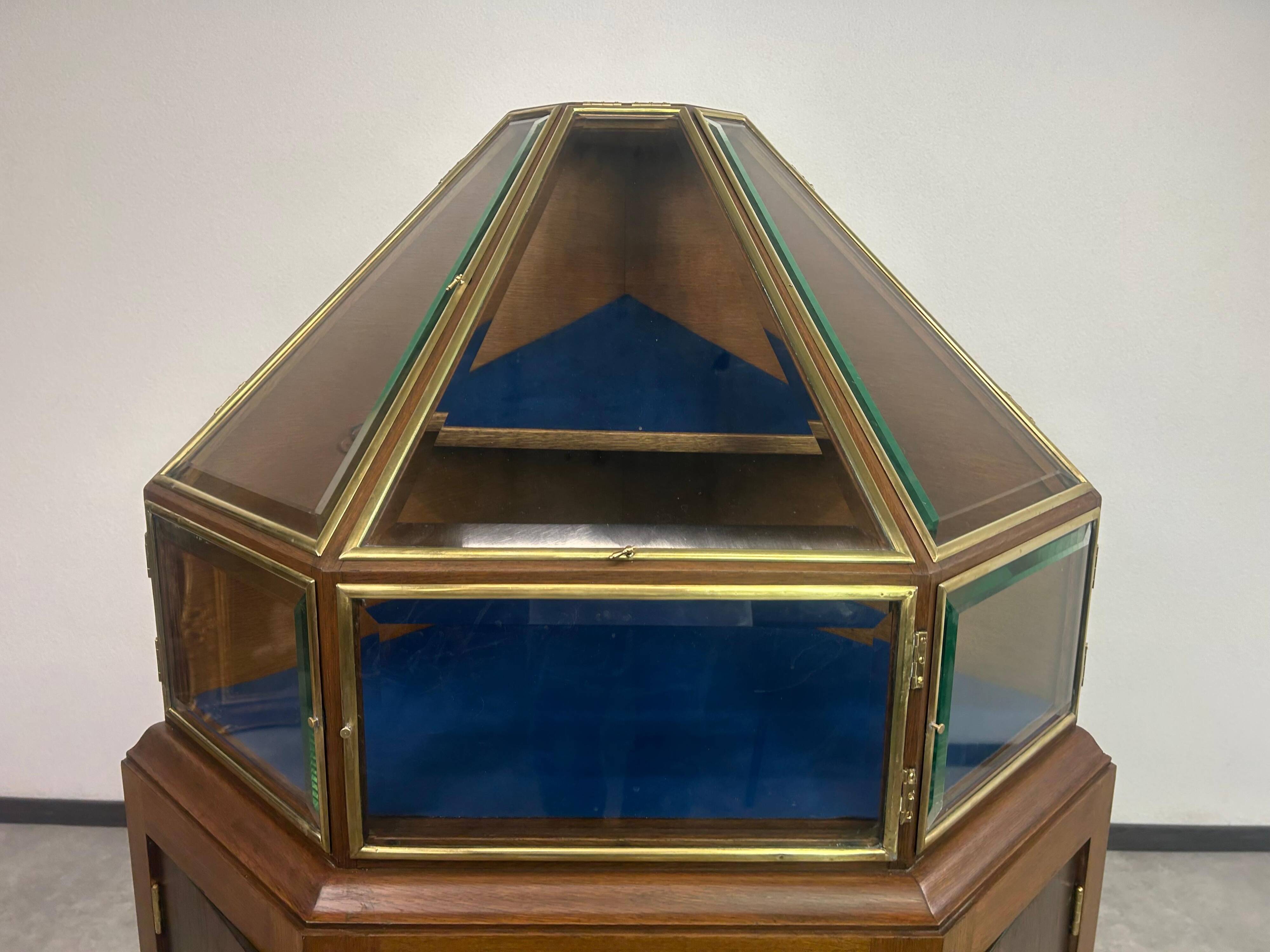 Vitrine d'exposition pour bijoux art nouveau pyramidale d'angle