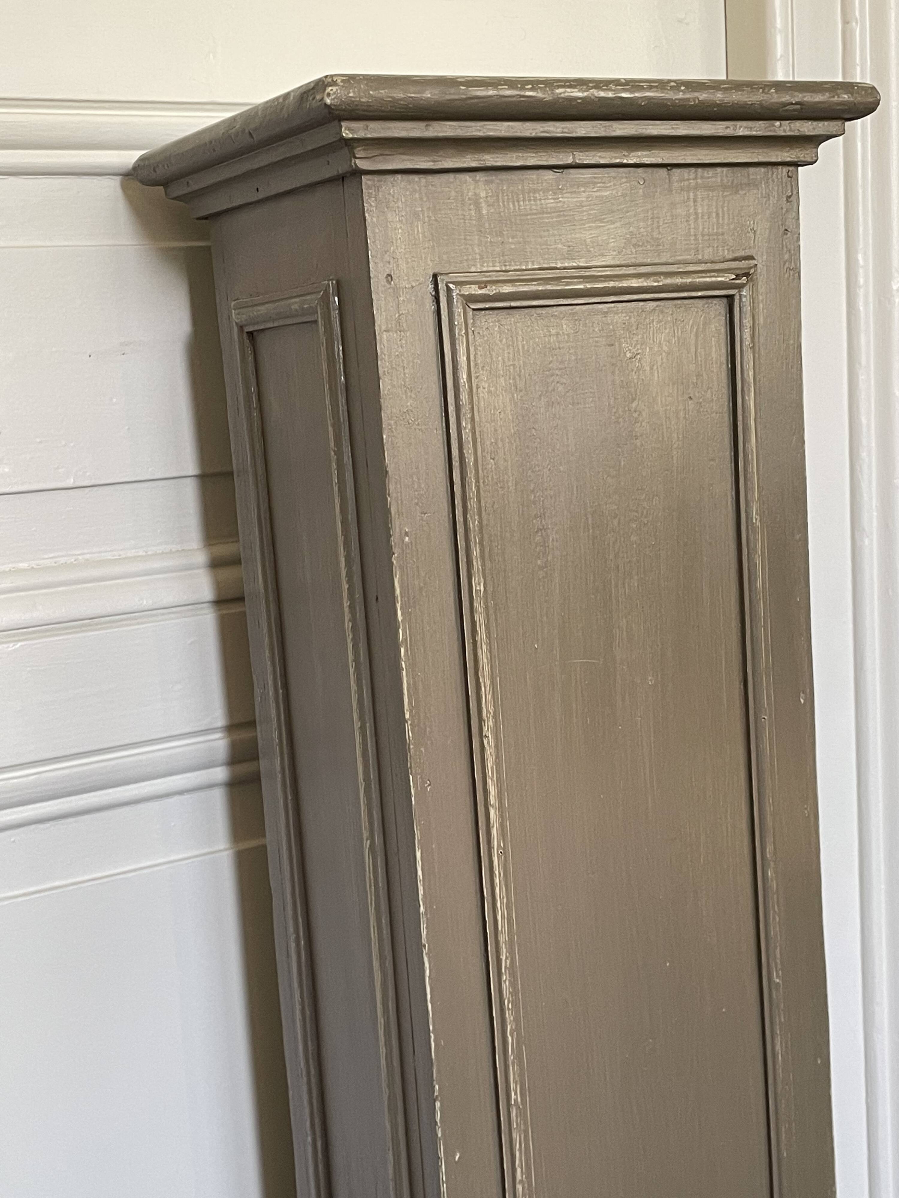 Colonne en bois peint
