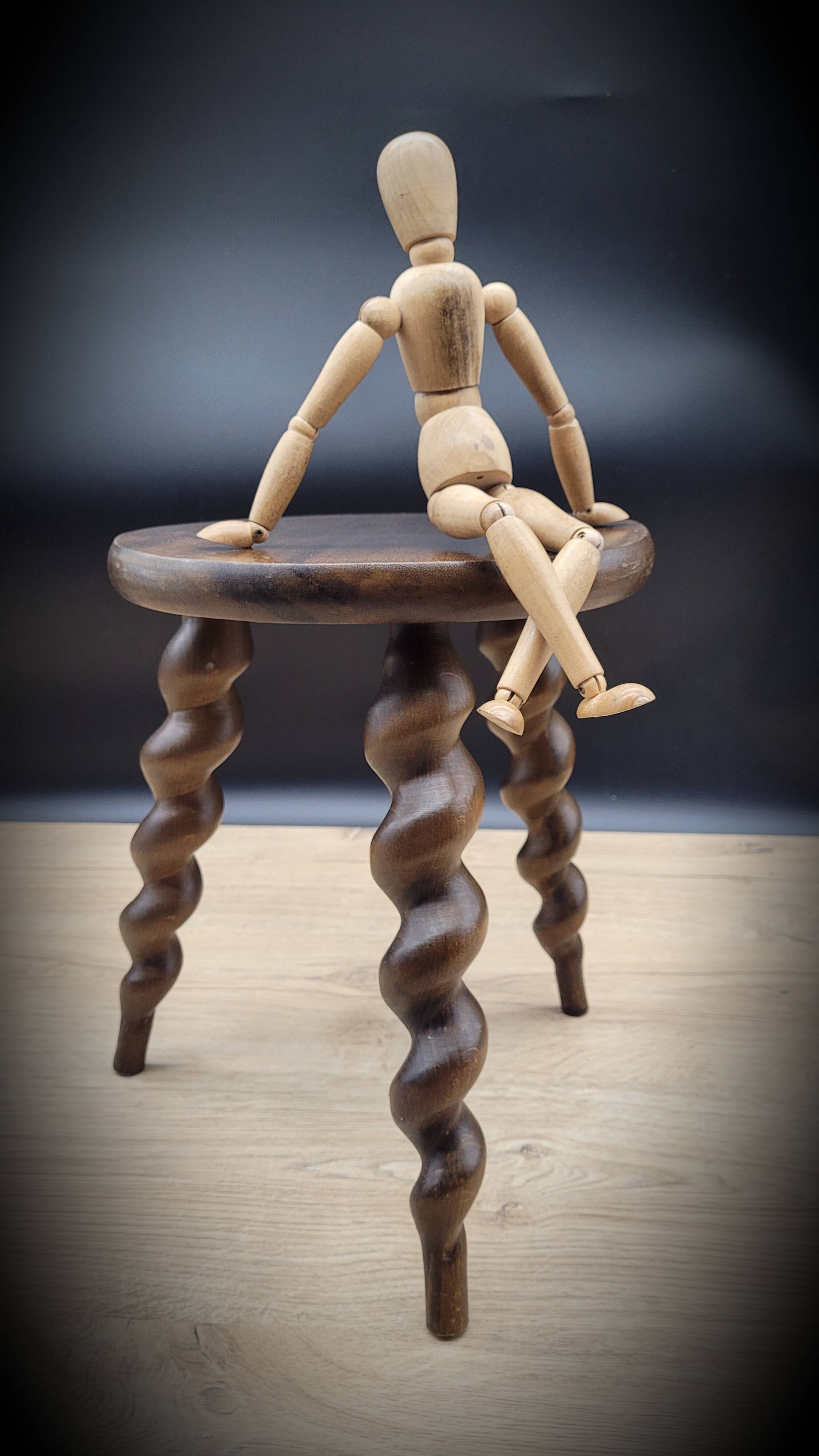 Tripod stool with twisted turned feet