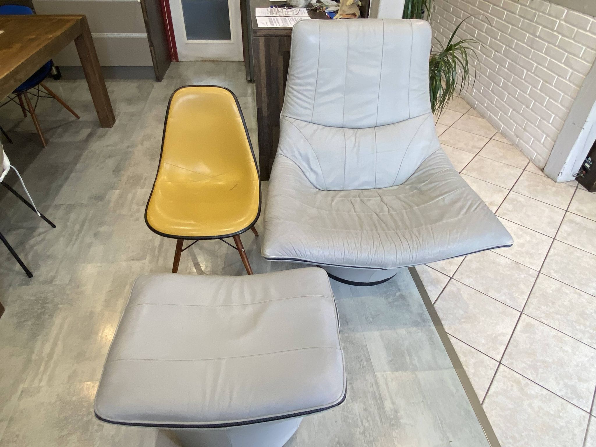 Swivel lounge chair ottoman footrest leather Mantis Gerard Van den Ber