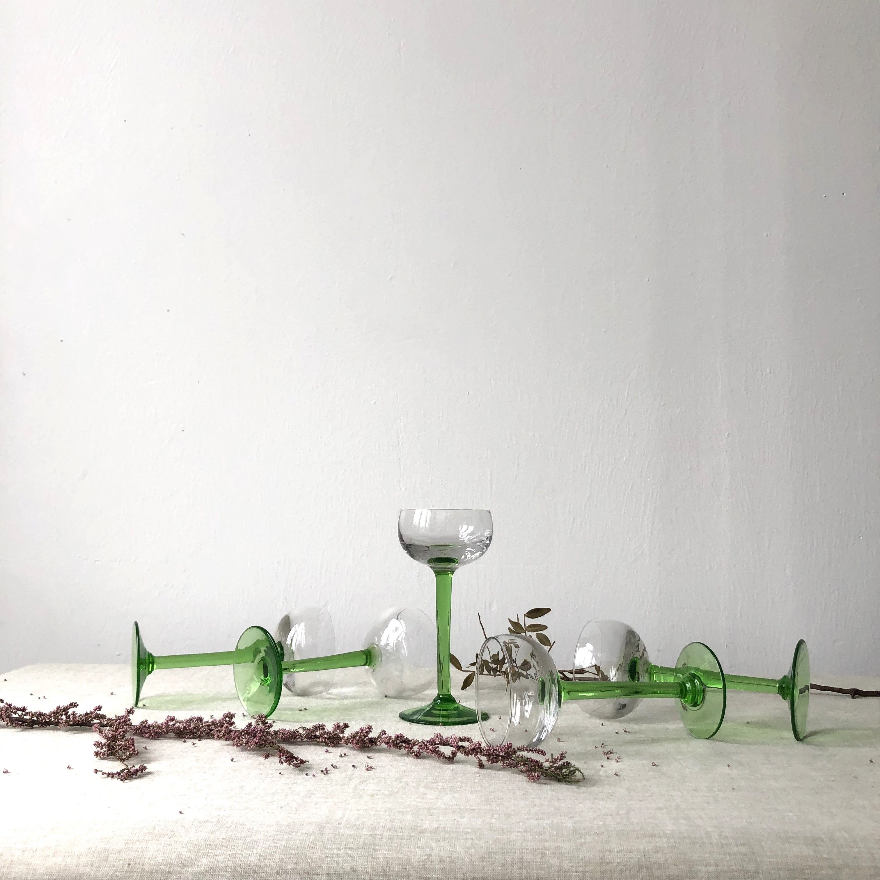 Set of 5 white wine glasses of alsace foot green apple retro vintage.