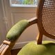 Fauteuil de style Louis XVI en velours et rotin