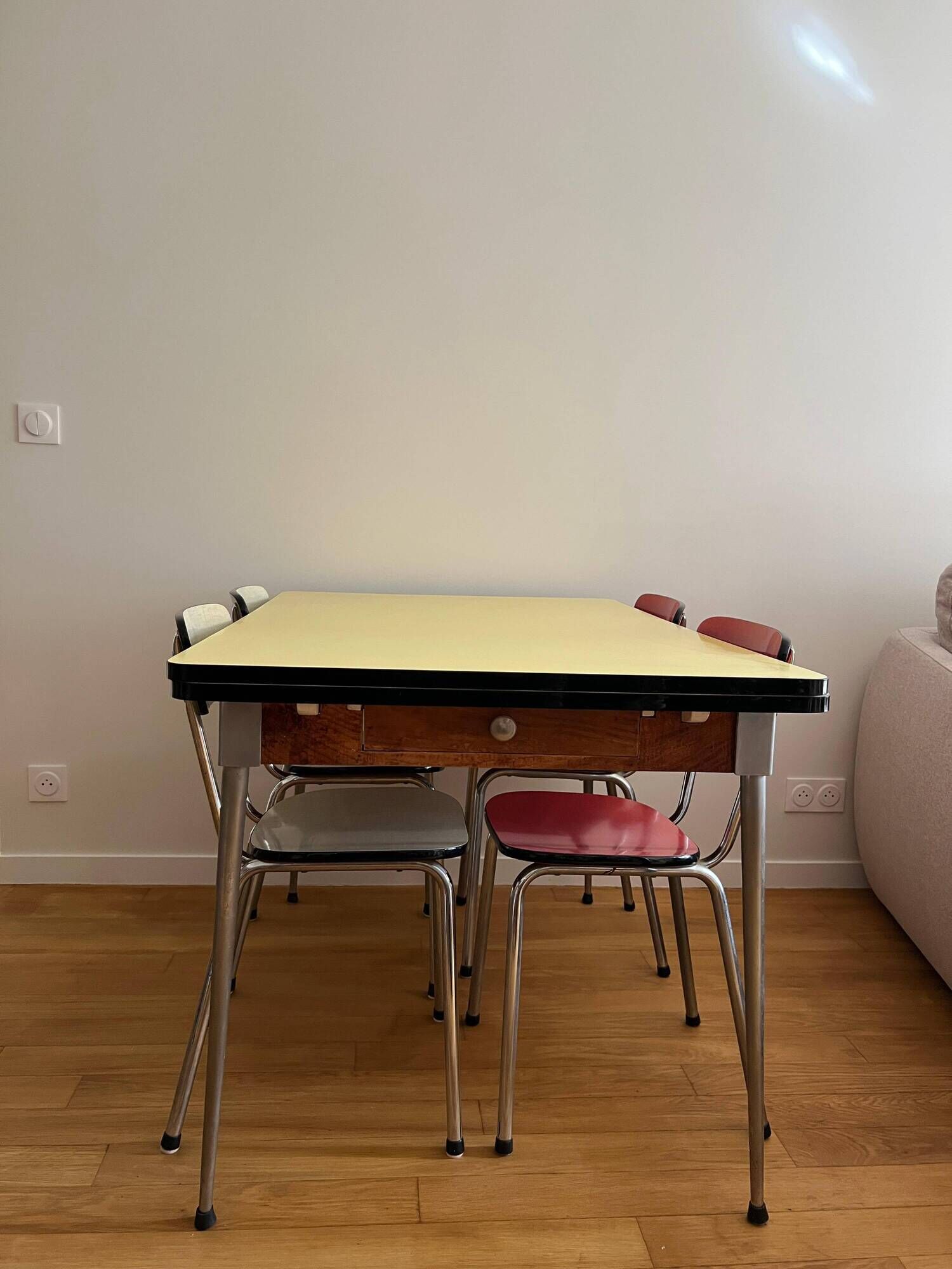 Table en Formica avec 4 chaises