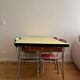 Table en Formica avec 4 chaises