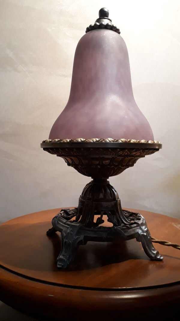 Lampe de chevet sur pied en regule avec tulipepate de verre pourpre violet leger