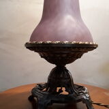 Lampe de chevet sur pied en regule avec tulipepate de verre pourpre violet leger