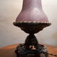 Lampe de chevet sur pied en regule avec tulipepate de verre pourpre violet leger