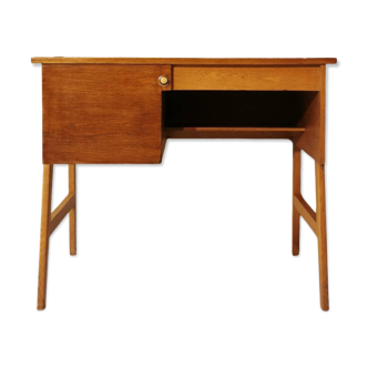 Spindle leg desk