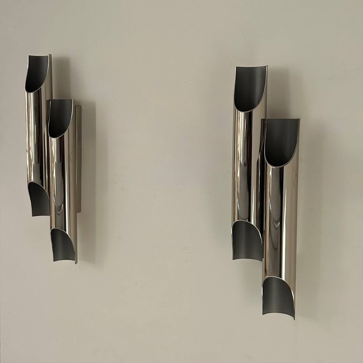 Paire d’appliques doubles vintage en métal chromé par Delightfull Galiano