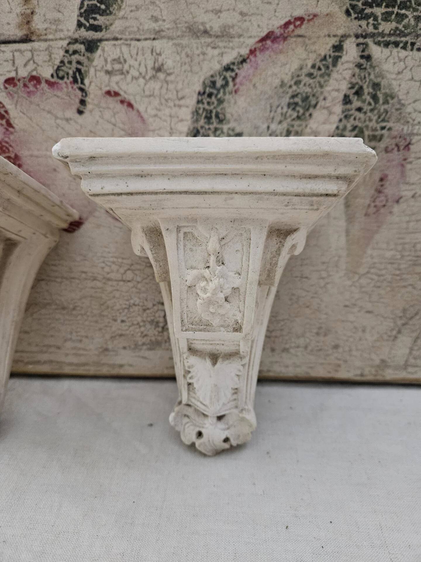 Pair of plaster wall brackets - Shelves