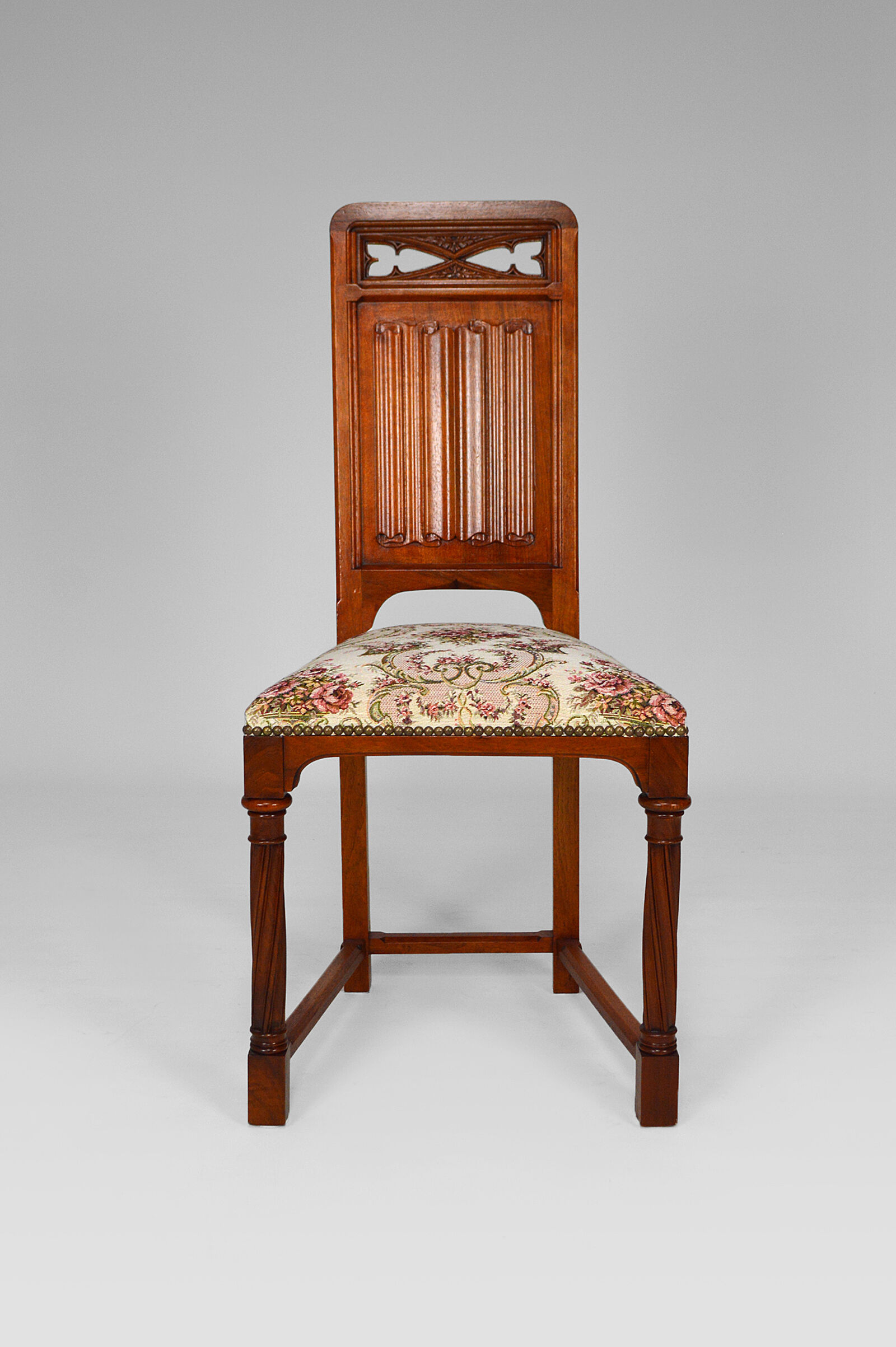 Pair of neo-Gothic chairs in Carved Walnut circa 1890