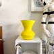 Vase en opaline jaune